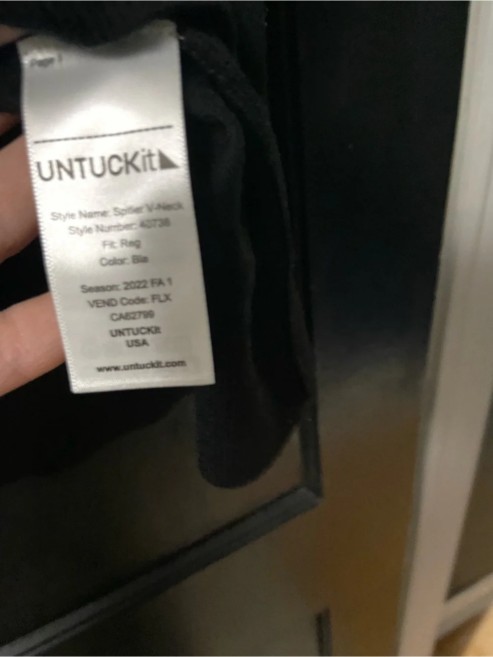 Men's UNTUCKit black long sleeve V-neck Merino wool sweater size medium